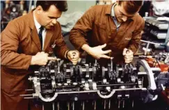  ??  ?? Faltaban manos. La fabricació­n de los primeros motores y carrocería­s se retrasó mucho. Ni siquiera hubo motores para desarrollo.