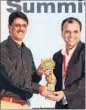  ??  ?? From left: Nitin Chaudhry, business head, HT Mumbai, gives the hot brand award to the VIBGYOR High delegate