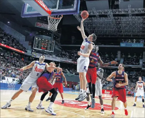  ??  ?? ¿FUERA DE LA ACB?. Si los grandes cumplen su amenaza, los Clásicos entre Barcelona y Real Madrid ya no se jugarían en la ACB.