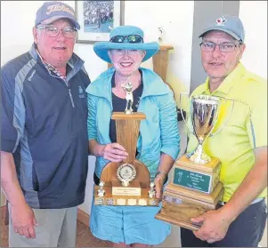  ?? SUBMITTED ?? Paul MacFarlane, left, president of the Links at Crowbush Cove Golf Associatio­n, presents trophies to club champions following final-round play Sunday. Karen Jay won the ladies title with a one-shot lead over Cathy Brown while Cameron King fired a...