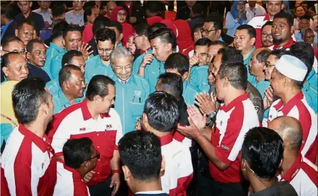  ??  ?? Meeting an icon: Dr Mahathir sharing a light moment with Pos Malaysia personnel after officiatin­g the congress in Shah Alam.