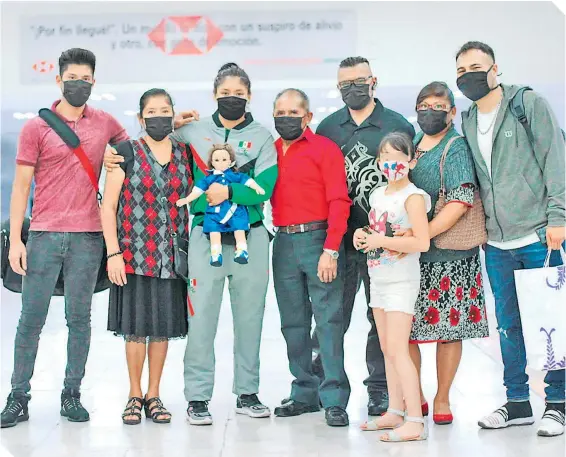  ?? FOTOS: OSWALDO FIGUEROA / ESTO ?? La familia de la selecciona­da nacional le dio la bienvenida en el aeropuerto capitalino, tras su aventura por tierras niponas.