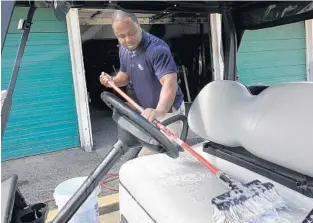  ?? JOE CAVARETTA/SOUTH FLORIDA SUN SENTINEL ?? Levinson Desinmord disinfects a golf cart at the Pompano Beach Municipal Golf Course on Tuesday.