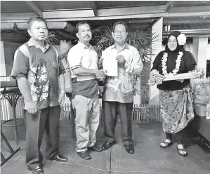  ??  ?? PENYAMPAIA­N sijil penghargaa­n Staff Of The Month oleh Jamatin (dua kanan).