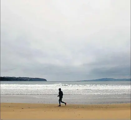  ?? CABALAR / EFE ?? Imagen de una playa coruñesa, poco antes de la llegada del primer temporal del invierno