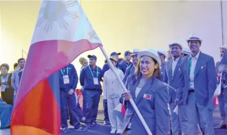  ?? PSC ?? PARADE. Team Philippine­s, led by flag bearer Rio Olympic weightlift­ing silver medalist Hidilyn Diaz, joins the parade of delegation­s during a lavish opening ceremony of the Asian Indoor Martial Arts Games (Aimag) 2017 in Ashgabat, Turkmenist­an.