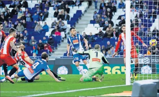  ??  ?? LÍO EN EL ÁREA PEQUEÑA. Timor fue astuto al enviar a gol un balón suelto tras el primer remate de Ramalho a la salida de un córner.