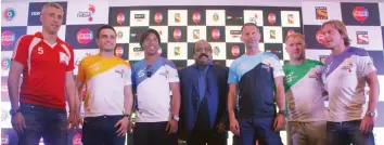  ?? — N. VAJIRAVELU ?? Hernan Crespo ( from left), futsal specialist Falcao, Ronaldinho, Ryan Giggs, Paul Scholes and Michel Salgado pose at the launch of the Premier Futsal league in Chennai on Thursday.