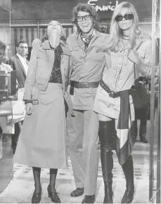  ??  ?? Avec Loulou de la Falaise et Yves Saint Laurent à l’ouverture de la boutique Rive Gauche de Londres en 1969. En haut, par Jeanloup Sieff, Vogue 1969.