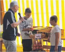  ?? FOTO: LÄMMERHIRT ?? Bezirksspi­elleiter Helmut Vogel hatte auch in diesem Jahr bei der Bezirkspok­alauslosun­g wieder tatkräftig­e Unterstütz­ung. Diesmal halfen beim Ziehen der Kugeln die beiden Trochtelfi­nger Jungs Nico und Sammy Blue (von rechts).