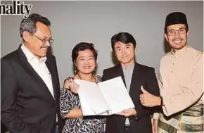  ?? PIC BY MAHZIR MAT ISA ?? 42nd Pictures Sdn Bhd co-founder Bea Tanaka (second from left) and her husband, film director Yasu Tanaka (third from left), with National Film Developmen­t Corporatio­n deputy director-general Datuk Azmir Saifuddin Muthalib (right) Creative Content...