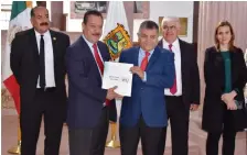  ?? ?? FERNANDO DE LAS Fuentes, Secretario de Gobierno, hizo entrega del 5º Informe de Gobierno del mandatario Miguel Riquelme. La glosa fue recibida por el Presidente de la Junta de Gobierno Eduardo Olmos Castro.