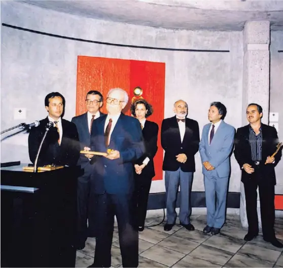  ?? COLECCIÓN DE LA FAMILIA DOBLES. ?? Honor. En el Auditorio de La Nación, el escritor recibió el Premio Áncora de novela del bienio 1989-1990 por Los años, pequeños días.