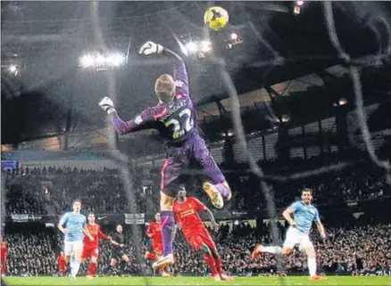  ?? PHIL NOBLE / REUTERS ?? El meta del Liverpool Mignolet se come el disparo de Negredo que puso el 2-1 definitivo