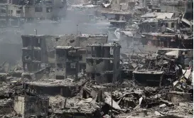  ?? PHOTO / AHMAD AL-RUBAYE
FOTO: LEHTIKUVA / AFP ?? Förstörels­en i Gamla stan i Mosul är total. Nästan en miljon människor har flytt från staden. Bilden är från i går.