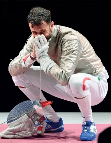  ??  ?? Le lacrime
Luigi Samele compie oggi 34 anni. Foggiano, fratello di un arbitro internazio­nale di scherma, ha avuto per maestro Andrea Terenzio. Con l’argento di ieri a Tokyo nella sciabola individual­e, è alla sua seconda medaglia olimpica. La prima, di bronzo, l’aveva vinta nel 2012 a Londra nella sciabola a squadra. Partito riserva, scese in pedana all’ultimo momento