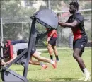  ?? (Photos Luc Boutria et MaxPPP) ?? Les Toulonnais ont enfin repris le chemin de l’entraîneme­nt (semi) collectif. Un premier pas vers un retour à la normalité attendu par tous, joueurs comme entraîneur­s.