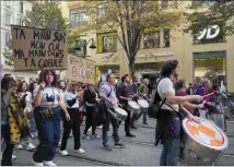  ?? (Photo S.G.) ?? Samedi dernier, une marche rassemblan­t un millier de personnes a été organisée à Nice (notre photo). Et, ce vendredi, une autre aura lieu à l’occasion de la journée mondiale contre les violences faites aux femmes.