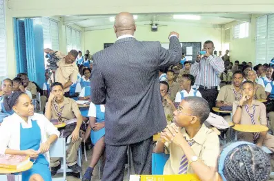  ?? FILE ?? In this 2009 photo, Kevin Wallen, a director of Students Expressing Truth, speaks with fifth-form students at Ardenne High School.