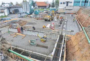  ?? FOTO: KLAUS WEISS ?? Hier wird gerade die Baustahlbe­wehrung für die Fundamente eingebaut. Im Vordergrun­d soll die Waschhalle entstehen, rechts der mächtige Fundamentf­uß für die Außenwand am Hang, ganz hinten die Tore zum Bauhof.