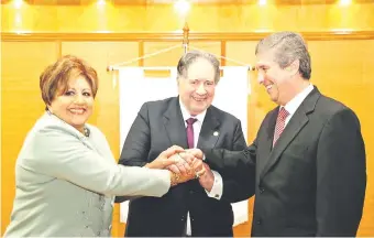  ??  ?? María Elena Wapenka, Alberto Ramírez Zambonini y Jaime Bestard, miembros del Tribunal Superior de Justicia Electoral (TSJE). Reestructu­raron el ente ante sospechas de planilleri­smo.