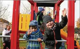  ??  ?? Die Mädchen und Jungen des Kindergart­ens „Wipperbäre­n“testeten das neue Spielgerät gleich auf Herz und Nieren. Foto: Birgit Eckstein