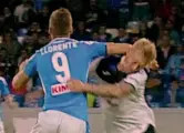  ??  ?? Napoli-Atalanta 10ª giornata Contatto LlorenteKj­aer: Giacomelli non fischia rigore per gli azzurri e il Var non lo manda al monitor, subito dopo il 2-2 della Dea