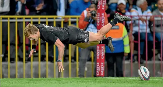 ?? PHOTO: PHOTOSPORT ?? Damian McKenzie dives spectacula­rly to score for the All Blacks in their narrow win over South Africa.