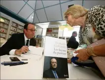  ??  ?? François Hollande a dédicacé son livre durant cinq heures, hier de  à  heures à la librairie Masséna de Nice.(Photo C. Dodergny)