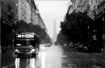  ?? Juan VARGAS / AFP ?? • Un colectivo transita en la oscuridad por una de las avenidas de Buenos Aires.