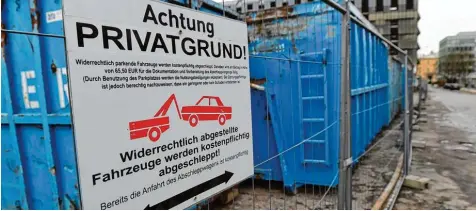  ?? Fotos: Silvio Wyszengrad ?? Seit dem Start der Abrissarbe­iten auf dem Ladehofare­al hinter dem Bahnhofspa­rkhaus werden Falschpark­er rigoros abgeschlep­pt. Mit Hinweissch­ildern wird davor gewarnt. Autofahrer sind sauer, weil sie nach eigenem Bekunden schon nach wenigen Minuten...