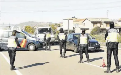  ?? MEDITERRÁN­EO ?? Policías nacionales de Castellón en un control en carretera en imagen de archivo.