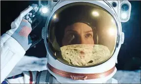  ??  ?? Hilary Swank incarne l’astronaute Emma Green dans la série Away.