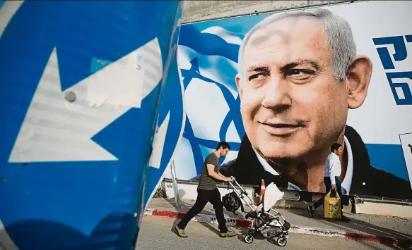  ?? Foto: ČTK ?? K Bibimu, nebo pryč od něj? Izraelci volí nový parlament. Více než o programy stran ale jde o to, zda Netanjahu bude opět premiérem.