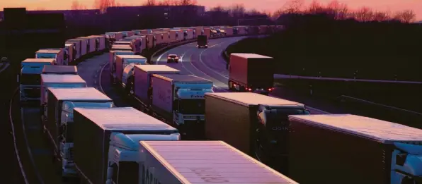  ?? Foto: dpa ?? Bis zu 60 Kilometer lang waren die Staus vor den deutsch-polnischen Grenzüberg­ängen. Viele Lkw-Fahrer mussten die Nacht auf der Straße verbringen. Am Freitag entspannte sich die Lage deutlich.