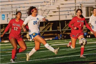  ?? Ronald Cortes/Contributo­r ?? Alamo Heights’ Holly Nash scored three goals in just her second game back from injury, leading the Mules to a rout of District 27-5A rival Jefferson on Friday at the SAISD Sports Complex.