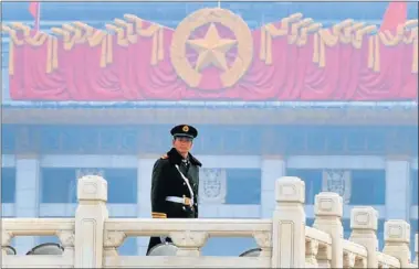  ?? AFP ?? SEGURIDAD. Un soldado chino controla el ingreso de la reunión del Partido Comunista en Beijing.