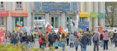  ?? FOTO: BECKERBRED­EL ?? Rund 100 Friedensbe­wegte versammelt­en sich am Samstag mit Fahnen und Plakaten vor dem Saarbrücke­r Staatsthea­ter.