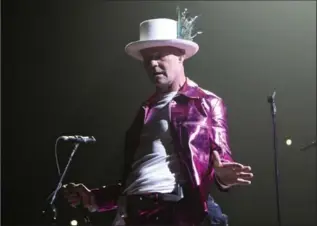  ?? CHAD HIPOLITO, THE CANADIAN PRESS ?? The Tragically Hip’s Gord Downie is in the pink, above, as he performs in Victoria, B.C. For the Hip’s latest tour, he’s been sporting a collection of brightly coloured metallic leather suits — bold creations in hot pink, turquoise, silver and gold....