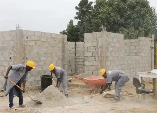  ??  ?? EDIÇÕES NOVEMBRO Está em curso um projecto de construção de casas para o realojamen­to de famílias