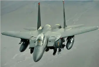  ??  ?? Le F-15E n’a pas encore terminé sa carrière, mais aucun programme n’est en cours pour permettre de le remplacer. Au vu de ses capacités dynamiques comme de charge utile, il est pourtant essentiel pour les missions d’interdicti­on. (© US Air Force)