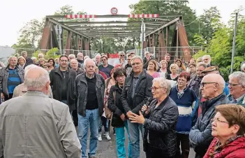  ?? FOTO: TANJA PICKARTZ ?? Rund 250 Bürger hatten sich an der gesperrten Brücke versammelt, um sich anzuhören, wie es mit der Ruine weitergehe­n könnte.