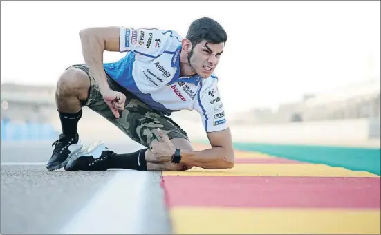  ?? ALEX CERESUELA ?? Jordi Torres fa el seu popular knee ground (genoll a terra) amb què celebra els podis, a la pista de Motorland