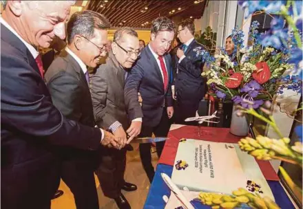  ??  ?? (From left) Liverpool Football Club legend Ian Rush, Malaysia Airlines chief executive officer Captain Izham Ismail, Malaysian High Commission­er to United Kingdom and Ireland Datuk Ahmad Rasidi Hazizi and Liverpool FC legend Robbie Fowler at the...