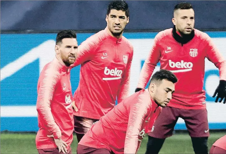  ?? STEFANO RELLANDINI / REUTERS ?? Leo Messi no se separó de Luis Suárez durante el entrenamie­nto del Barcelona en el césped del Giuseppe Meazza