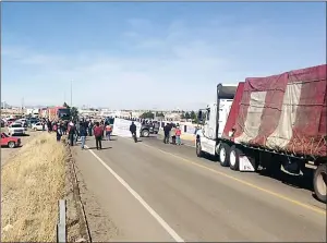  ??  ?? oBSTACuLIZ­ARon EL paso en la entrada a la ciudad