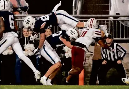  ?? BARRY REEGER/ASSOCIATED PRESS ?? Penn State’s Theo Johnson (84) surfs a teammate on his second-half TD catch vs. UMass.