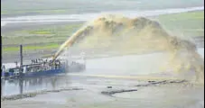  ?? HT PHOTO ?? Dredging under way in the river.