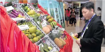  ?? Photo: Waisea Nasokia ?? Tuan Nguyen from the Vietnam Institute of Policy and Strategy for Agriculutr­e and Rural Developmen­t inspecting produce at the Sofitel Fiji Resort in Nadi on April 9, 2018.