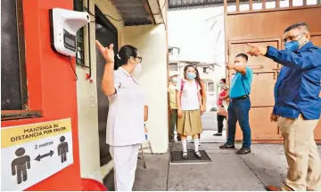  ??  ?? Regreso. Los estudiante­s iniciaron su retorno a las aulas cumpliendo medidas de biosegurid­ad.